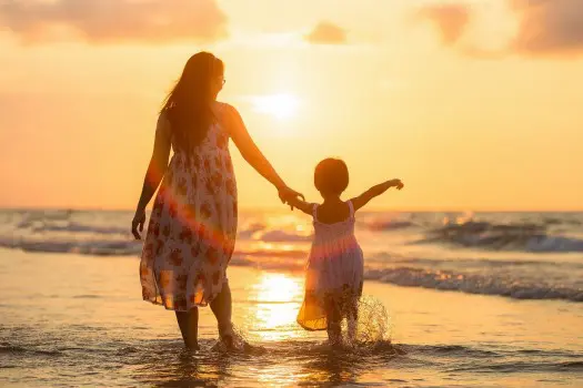 madre y su niño en la playa